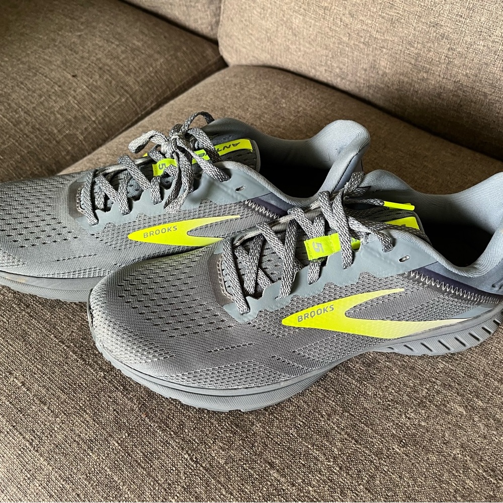Brooks Men's Gray and Yellow Running Shoes
